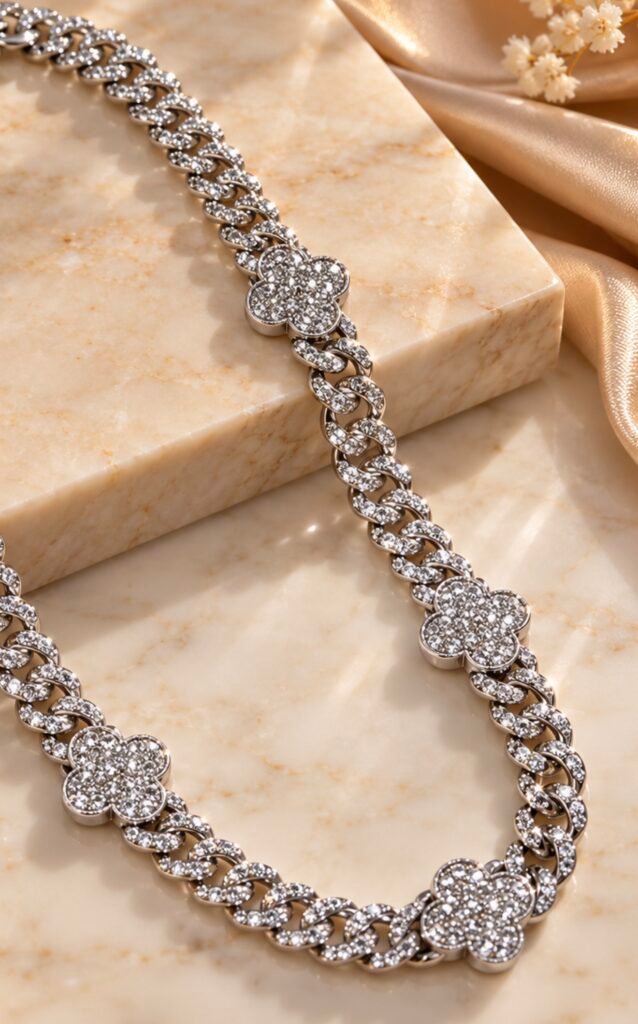 قلادة Van Cleef Cuban Crystal