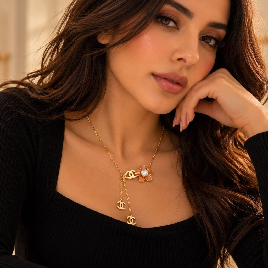 قلادة Chanel Camellia